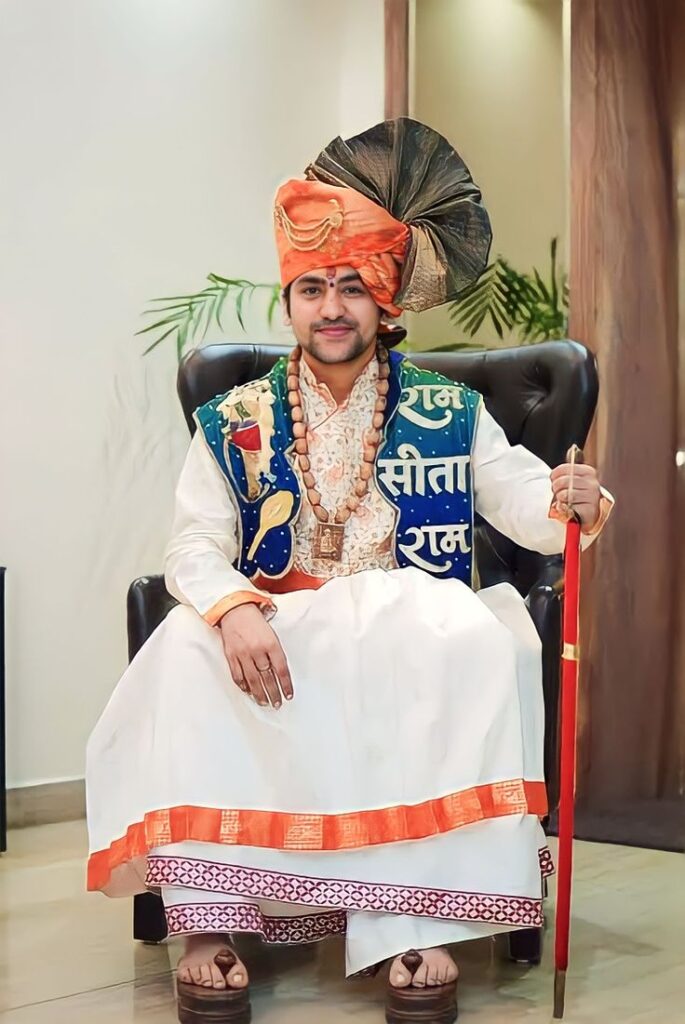 बागेश्वर धाम में भगवान हनुमान की पूजा के समय धीरेंद्र कृष्ण शास्त्री